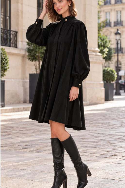 Robe suédine à col montant et boutons dorés