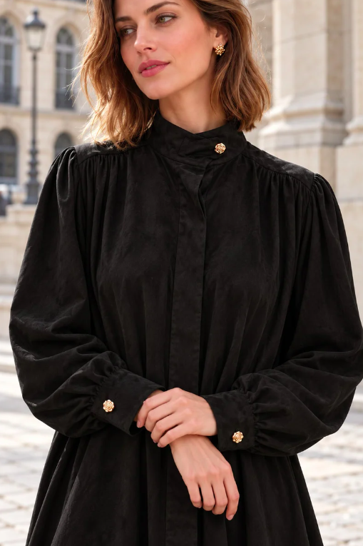 Robe suédine à col montant et boutons dorés